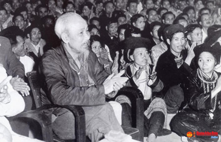  Bác Hồ với đồng bào các dân tộc Hà Giang, tháng 3-1961. Ảnh tư liệu